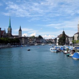 利馬特河畔挽著手